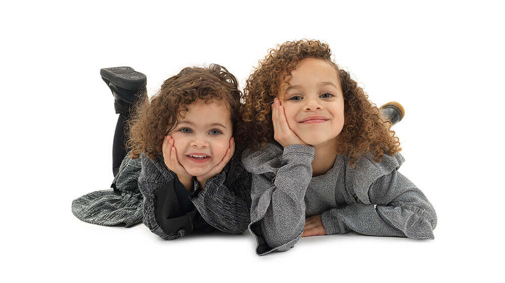 Gezin geniet samen tijdens een fotoshoot als kerstcadeau bij Studio Hoge Heren in Rotterdam